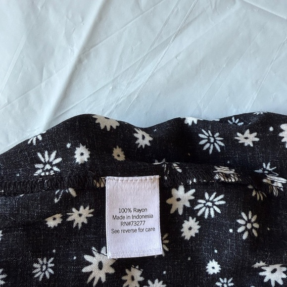 SO Black and White Floral High Rise Shorts - Picture 4 of 4